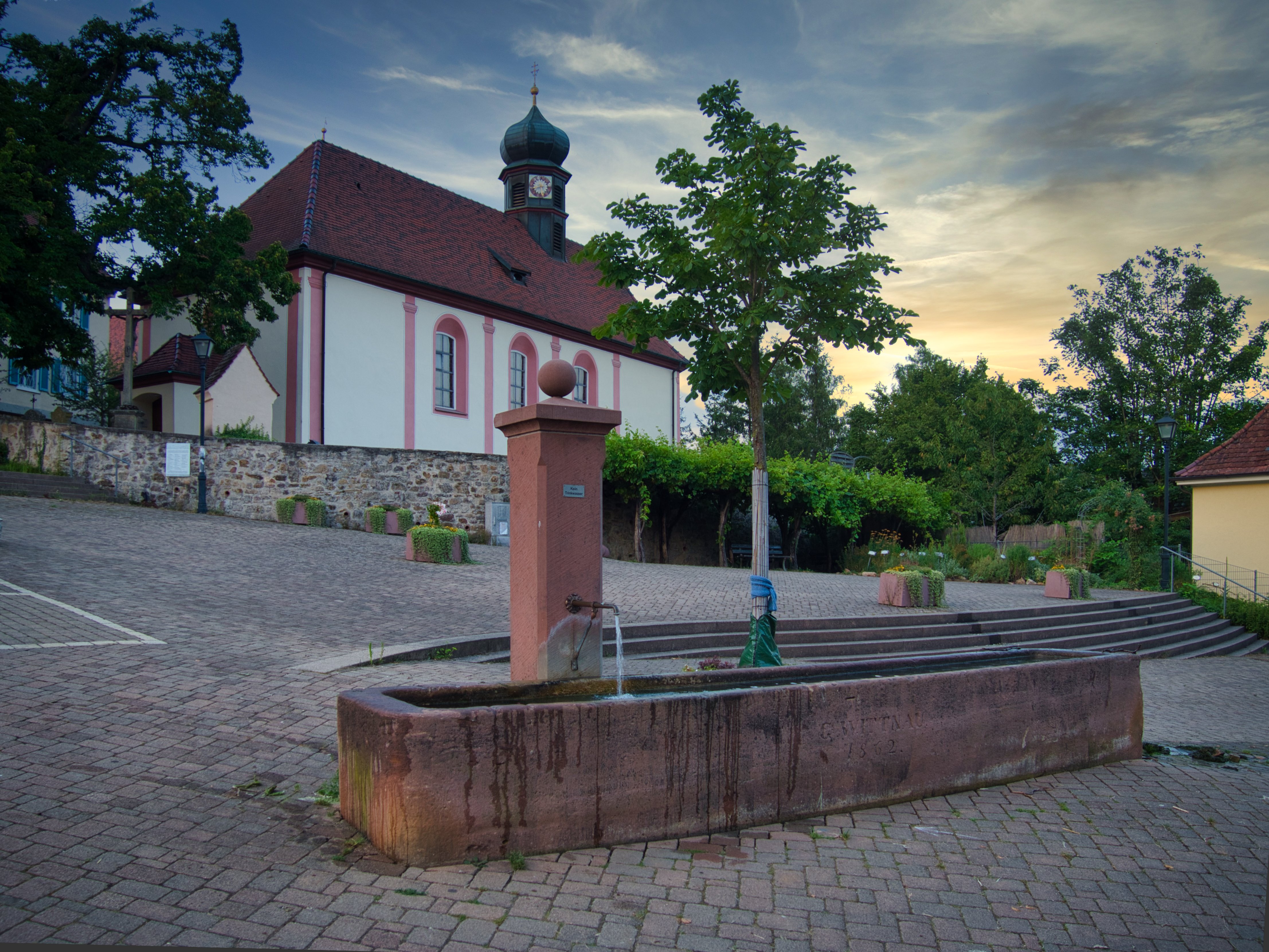Kirche Dorfbrunnen